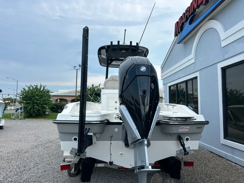 Slide: The Image of Boston Whaler 250 Dauntless 2027 - 7