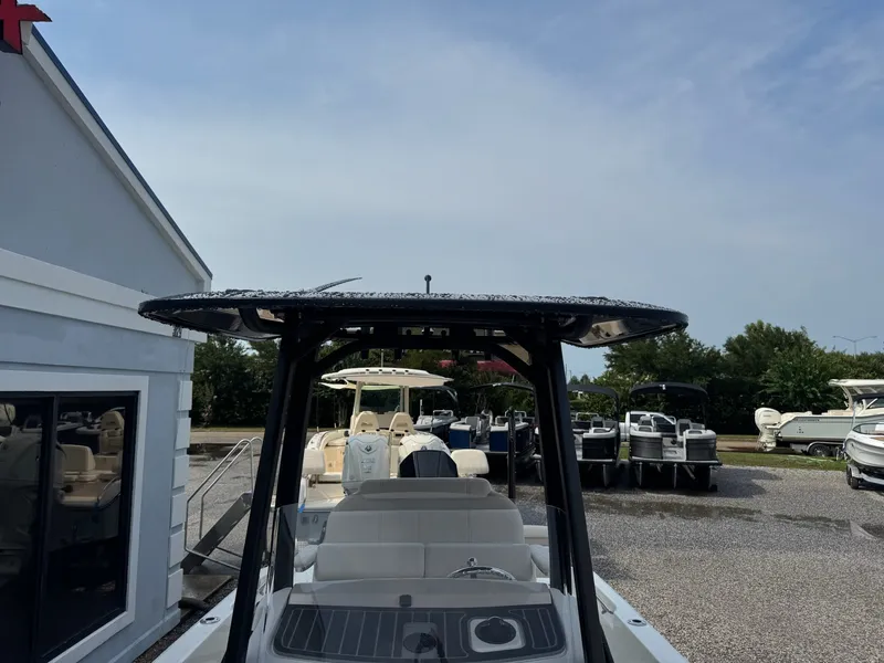 Slide: The Image of Boston Whaler 250 Dauntless 2027 - 23