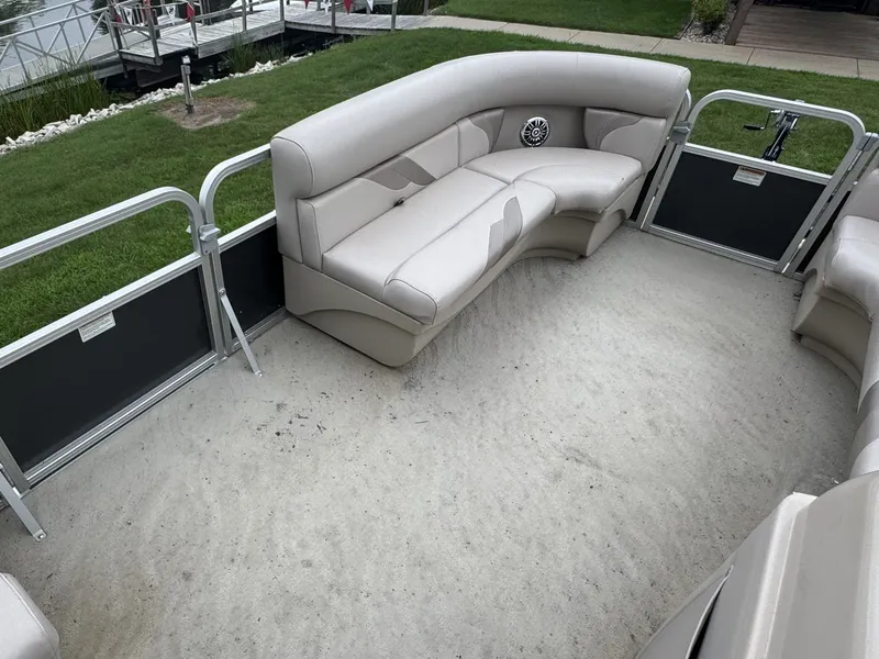 Slide: The Image of Sun Chaser 820 2013 - 14