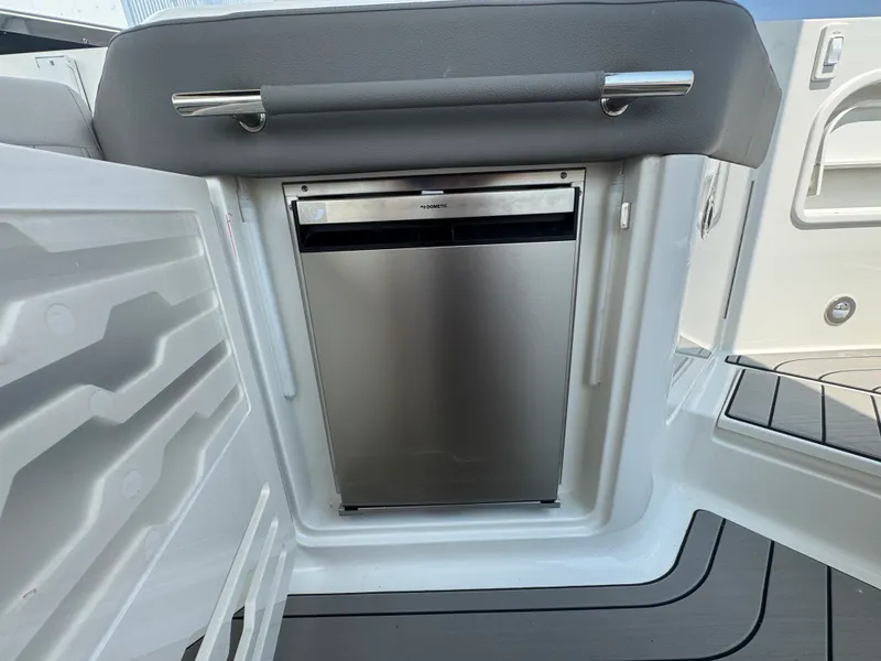 Slide: The Image of Sea Ray SLX 310 Outboard 2027 - 13