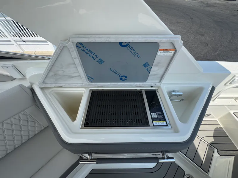 Slide: The Image of Sea Ray SLX 310 Outboard 2027 - 11