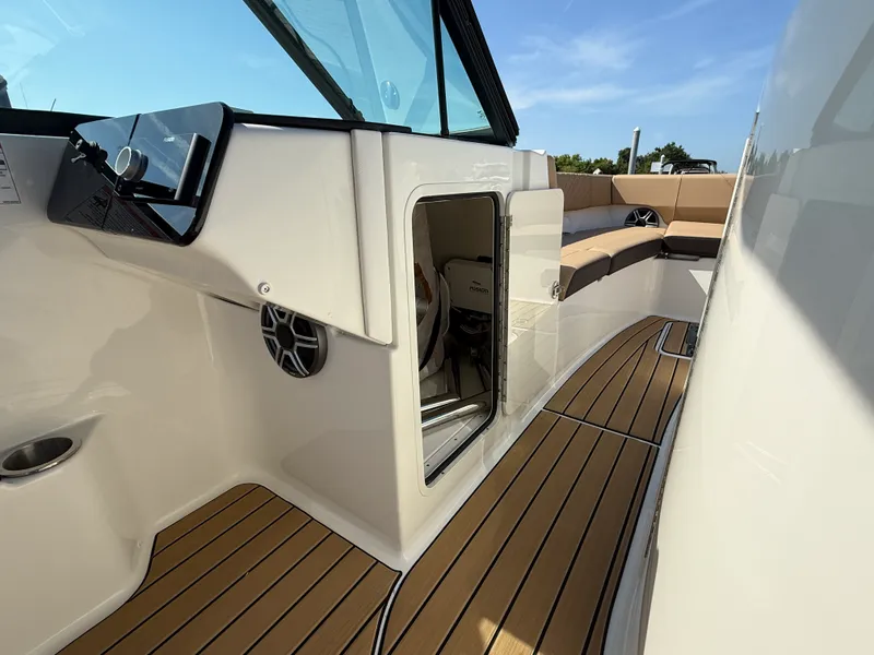 Slide: The Image of Sea Ray SDX 270 Outboard 2027 - 23