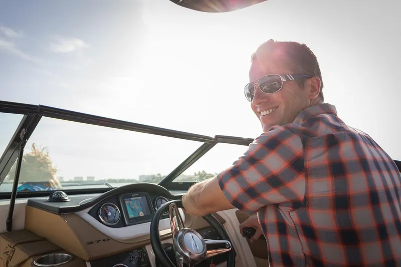 Slide: The Image of Sea Ray 270 Sundeck Outboard 2016 - 13