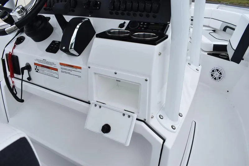 Slide: The Image of Blackfin 222 CC 2024 - 51