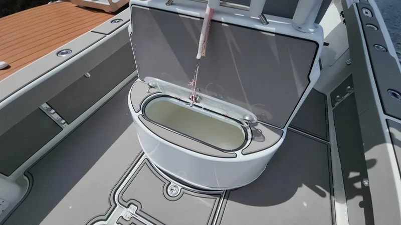 Slide: The Image of Open livewell on 2005 Yellowfin 31 boat deck. - 5