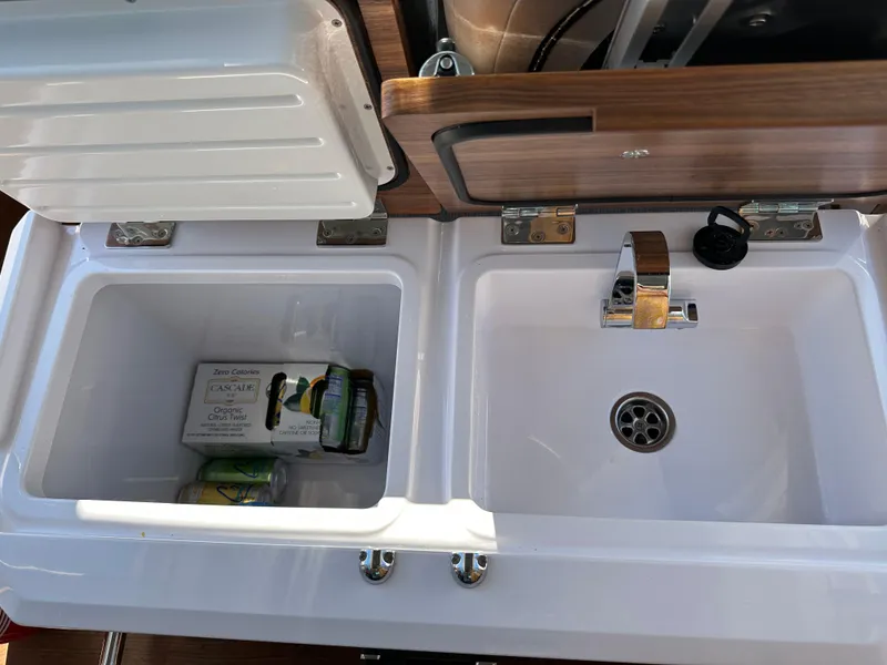 Slide: The Image of Axopar 28 Cabin 2021 - 13