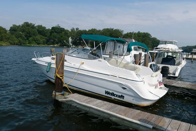 The Image of 1998 Wellcraft 260 SE boat docked at a marina. - 0