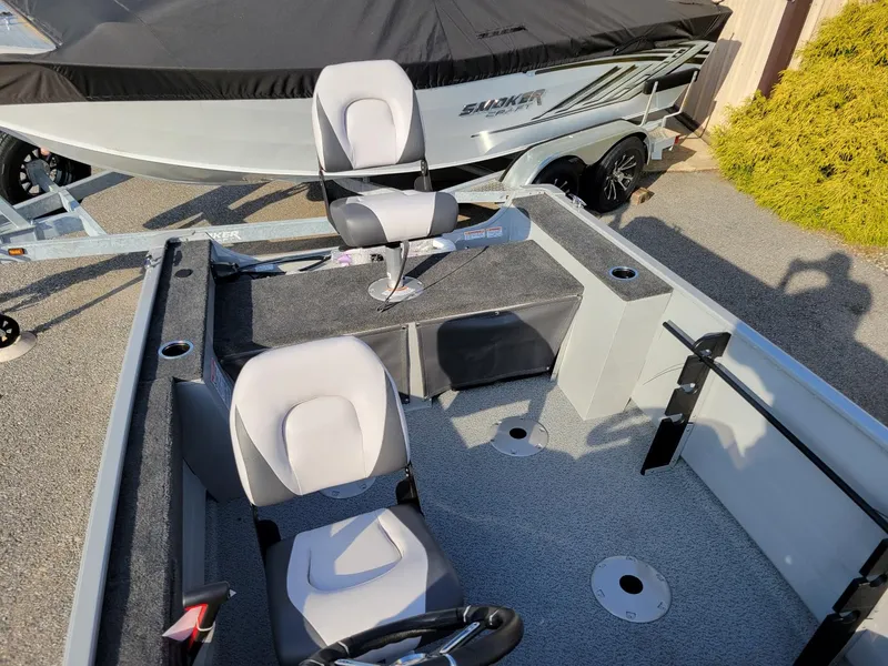 Slide: The Image of 2025 Smoker Craft 151 Resorter side console boat with Yamaha 25 hp engine, interior view. - 9