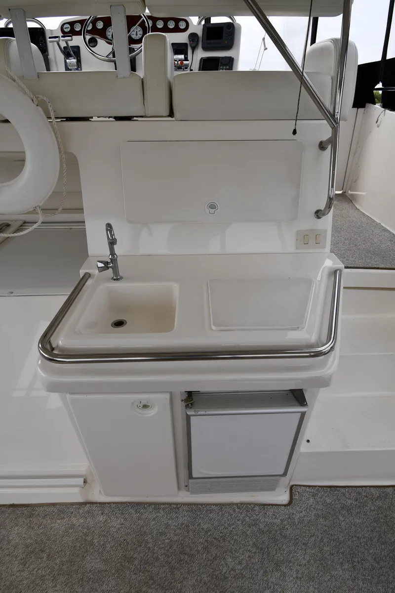 Slide: The Image of Galley area on a 2000 Silverton 392 Motor Yacht. - 27