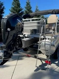 Slide: The Image of 2024 Sun Tracker Fishin' Barge 20 DLX pontoon boat with Mercury outboard motor. - 6