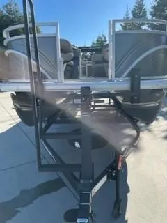 Slide: The Image of 2024 Sun Tracker Fishin' Barge 20 DLX pontoon boat on trailer. - 7