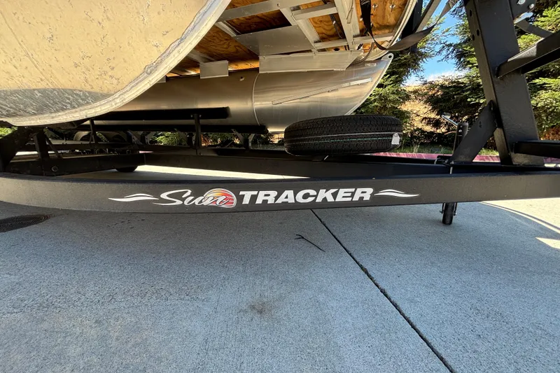 Slide: The Image of 2024 Sun Tracker Fishin' Barge 20 DLX trailer on concrete driveway. - 29