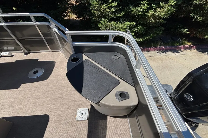 Slide: The Image of 2024 Sun Tracker Fishin' Barge 20 DLX deck with fishing station and railing. - 26