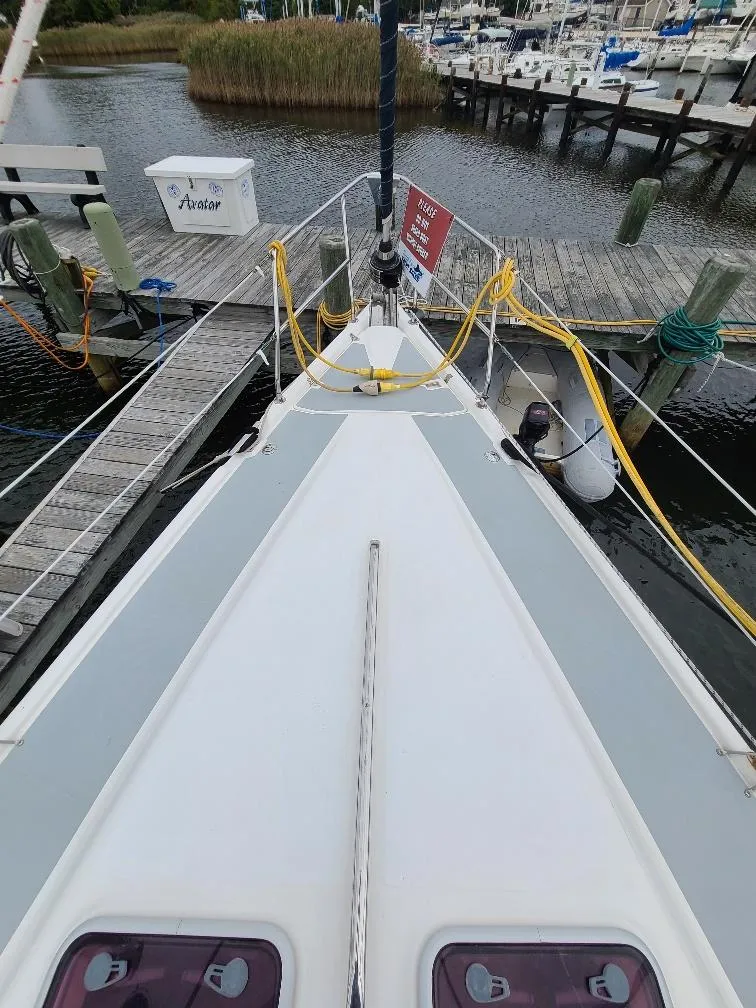 Slide: The Image of Bow view of 2004 Hunter 466 sailboat docked at marina. - 11