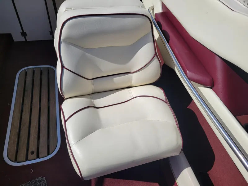 Slide: The Image of White and maroon seat on a 1991 Maxum 2100 XC boat. - 10