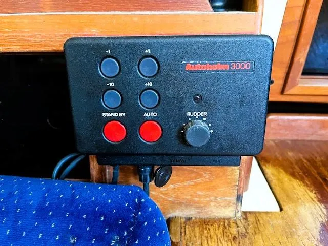 Slide: The Image of Autopilot control panel on 1986 Pearson 303 sailboat, featuring Autohelm 3000 system. - 32