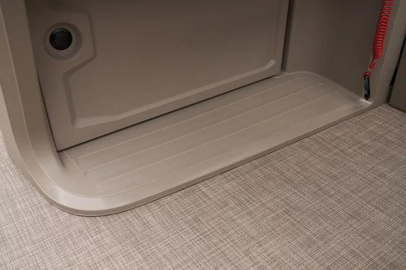 Slide: The Image of 2024 Sun Tracker Sportfish 24 XP3 interior step detail. - 34