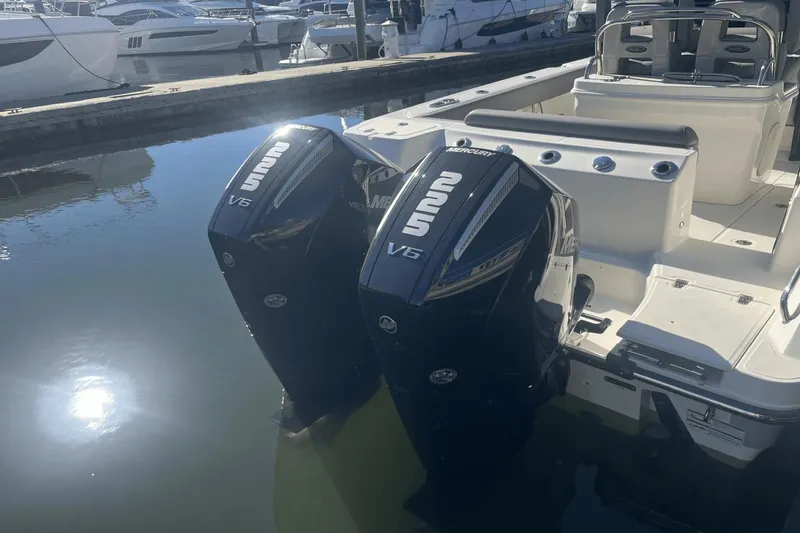 Slide: The Image of Boston Whaler 250 Outrage 2024 - 10