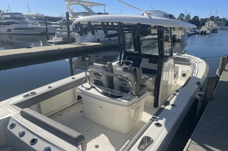 Slide: The Image of Boston Whaler 250 Outrage 2024 - 15