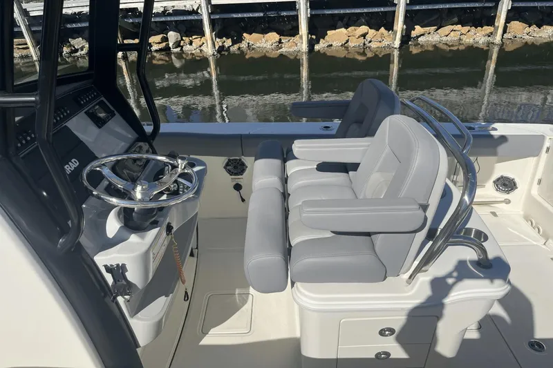 Slide: The Image of Boston Whaler 250 Outrage 2024 - 18