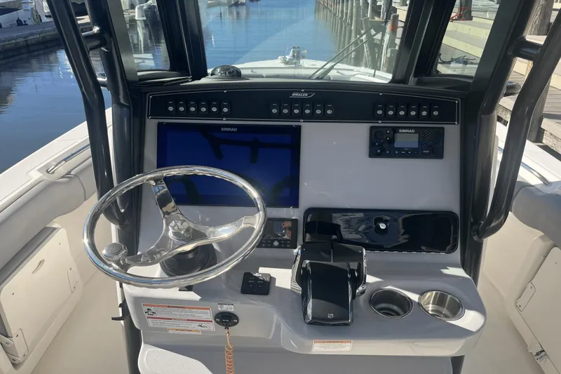 Slide: The Image of Boston Whaler 250 Outrage 2024 - 20