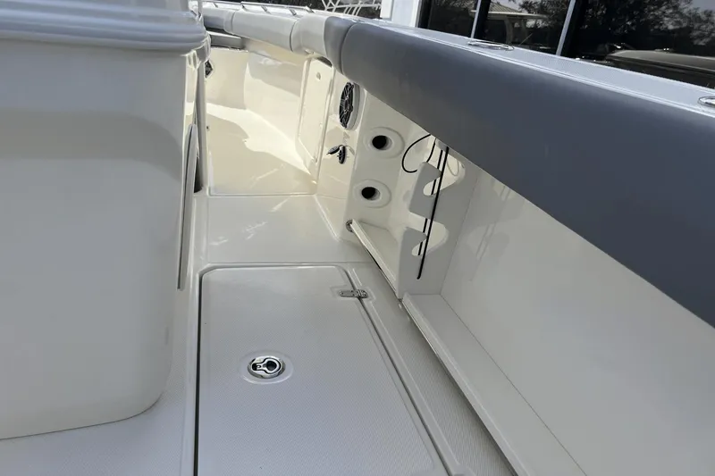 Slide: The Image of Boston Whaler 250 Outrage 2024 - 22