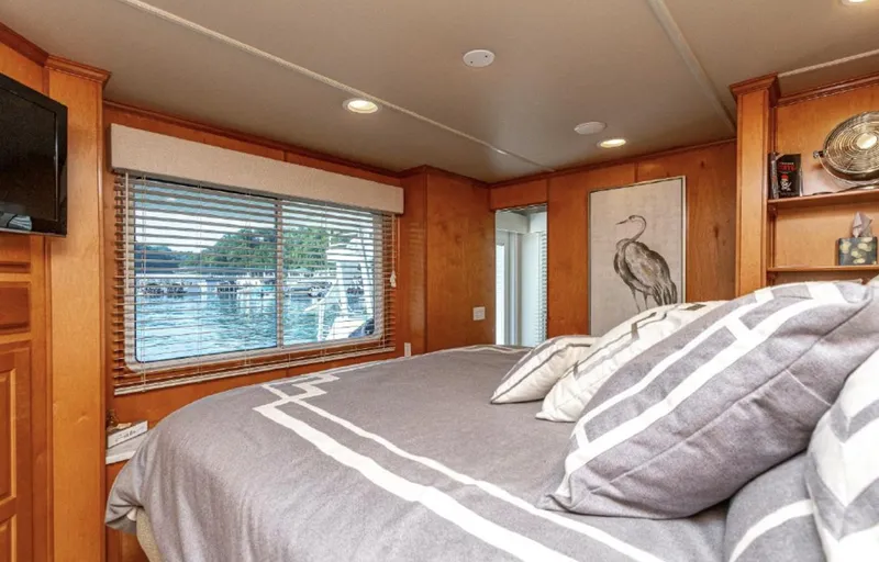 Slide: The Image of Cozy bedroom in 2007 Horizon 18 x 80 houseboat with lake view. - 20