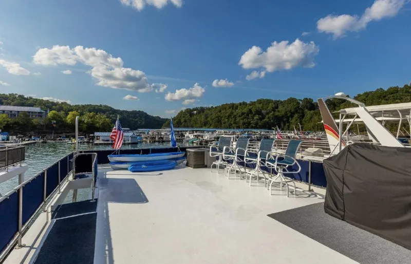 Slide: The Image of Top deck of 2007 Horizon 18 x 80 houseboat with seating and scenic lake view. - 38