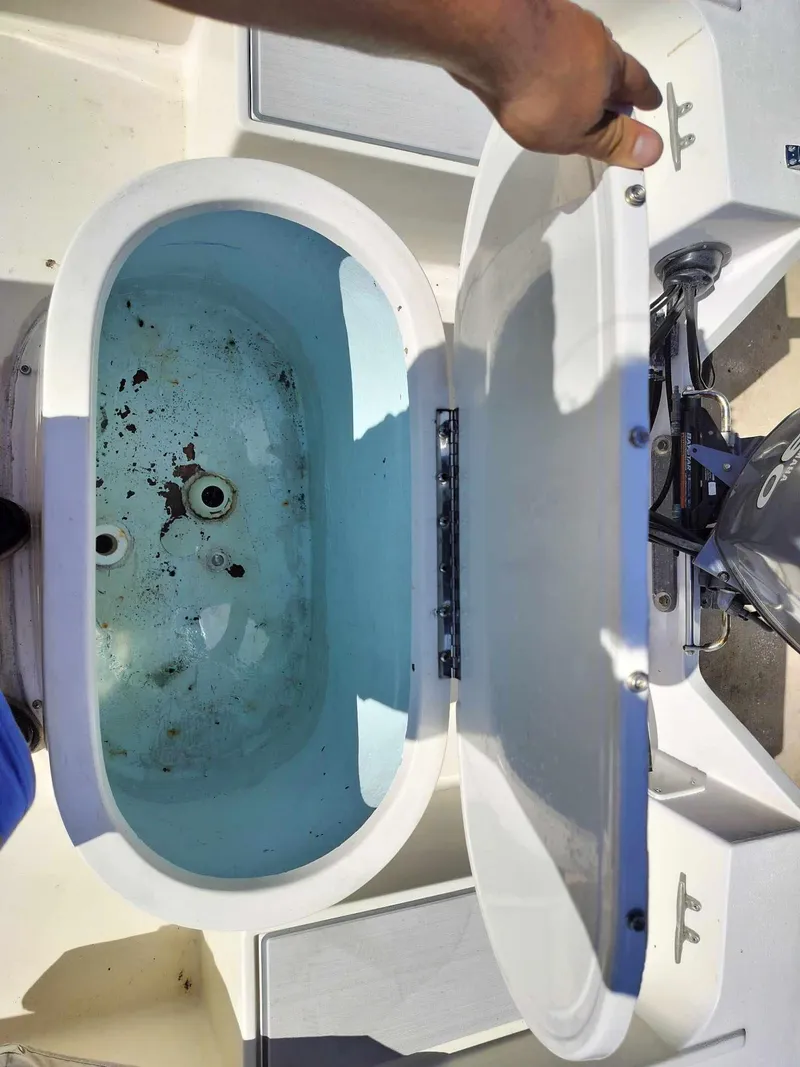 Slide: The Image of 1988 Mako 171 Center Console livewell with open lid. - 41