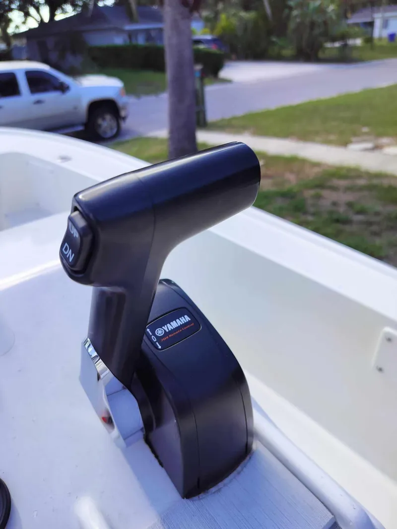 Slide: The Image of Yamaha throttle control on a 1988 Mako 171 Center Console boat. - 43