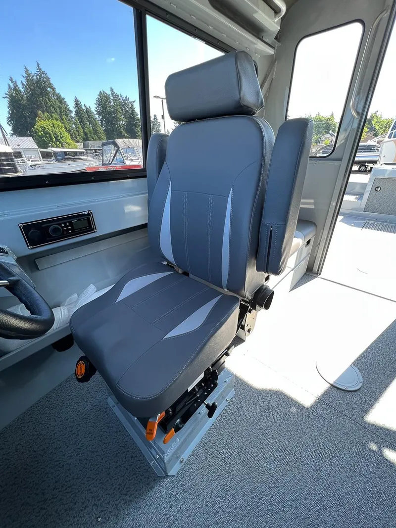 Slide: The Image of Captain's seat inside 2023 Hewescraft 240 Ocean Pro HT boat. - 10