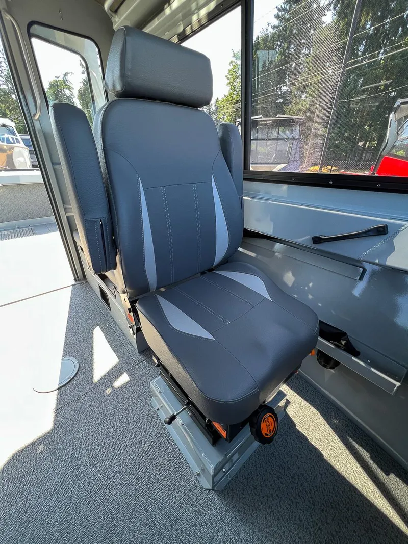 Slide: The Image of Captain's chair inside 2023 Hewescraft 240 Ocean Pro HT boat. - 11