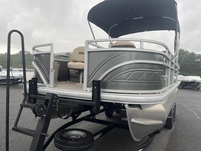 Slide: The Image of Sun Tracker Fishin' Barge 20 DLX 2024 - 2