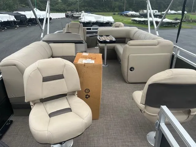 Slide: The Image of Sun Tracker Fishin' Barge 20 DLX 2024 - 3