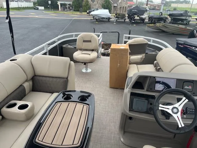 Slide: The Image of Sun Tracker Fishin' Barge 20 DLX 2024 - 4