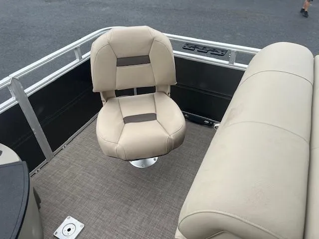 Slide: The Image of Sun Tracker Fishin' Barge 20 DLX 2024 - 6