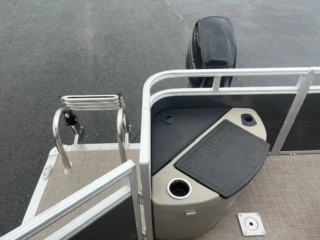 Slide: The Image of Sun Tracker Fishin' Barge 20 DLX 2024 - 7