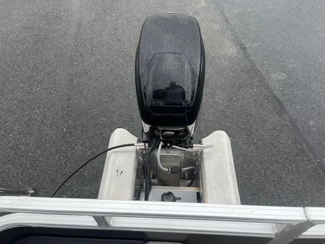 Slide: The Image of Sun Tracker Fishin' Barge 20 DLX 2024 - 8