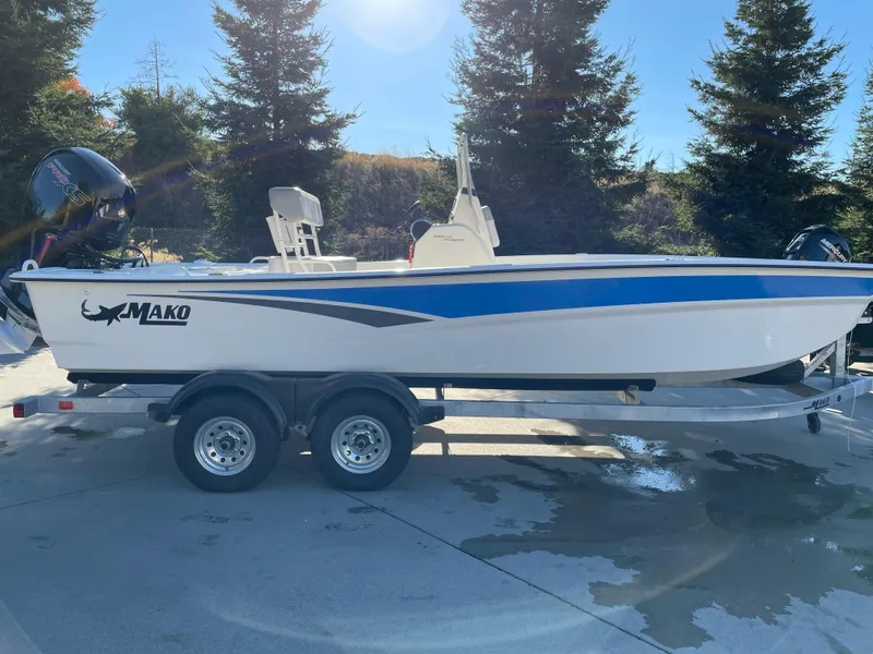 The Image of 2023 Mako Pro Skiff 19 CC boat on trailer, side view, outdoors. - 0