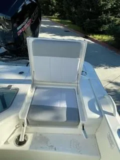 Slide: The Image of 2023 Mako Pro Skiff 19 CC boat seat with gray and white upholstery. - 9