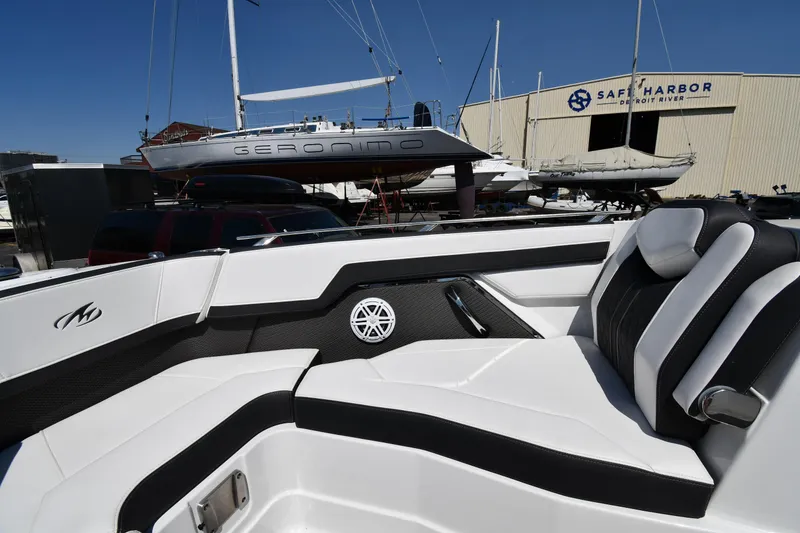 Slide: The Image of 2021 Monterey 278 Super Sport boat interior at Safe Harbor boatyard. - 37