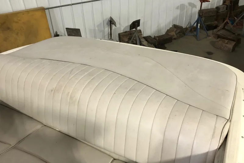 Slide: The Image of 2002 Maxum 1900 SR boat interior with white leather seating. - 10