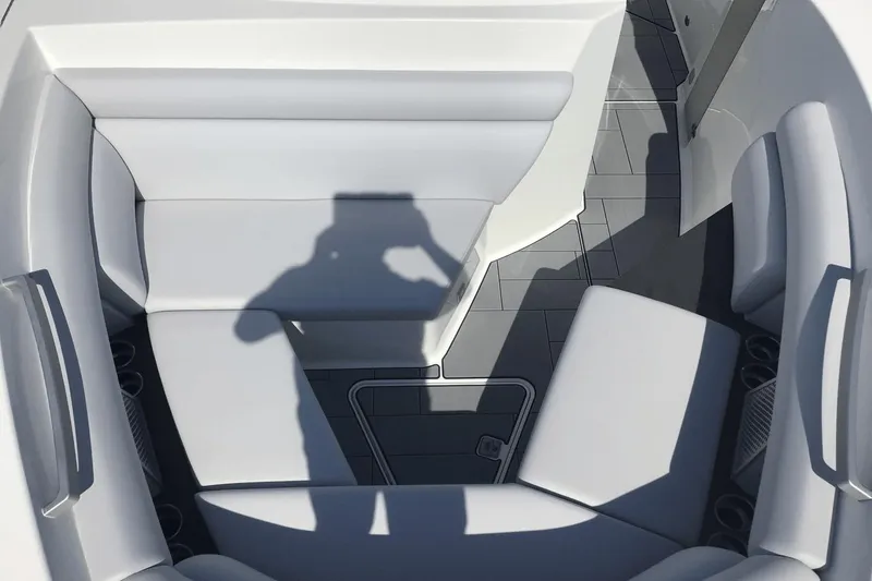 Slide: The Image of Aviara AV32 Outboard 2024 - 20