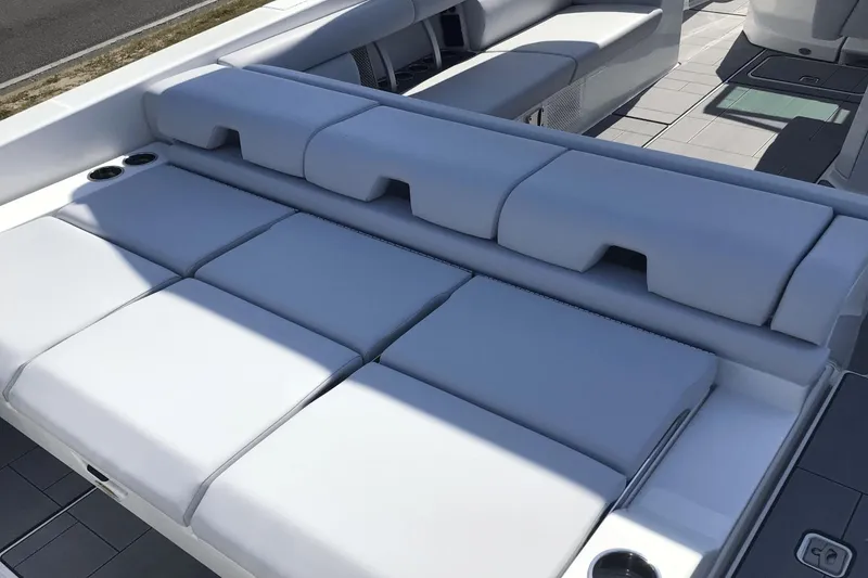 Slide: The Image of Aviara AV32 Outboard 2024 - 6