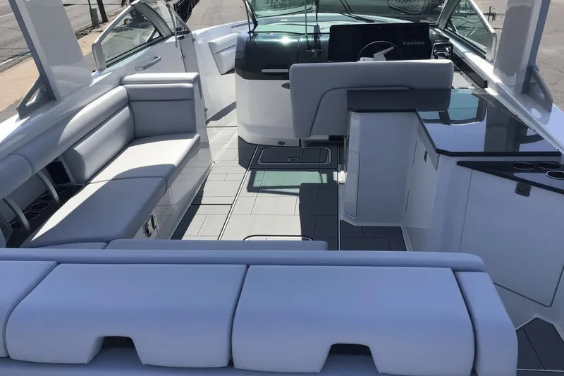 Slide: The Image of Aviara AV32 Outboard 2024 - 7