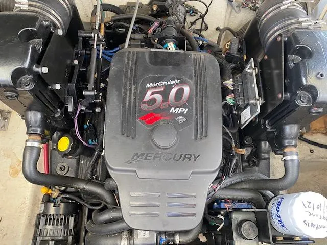 Slide: The Image of 2008 Sea Ray 240 Sundancer MerCruiser 5.0 MPI engine close-up. - 22