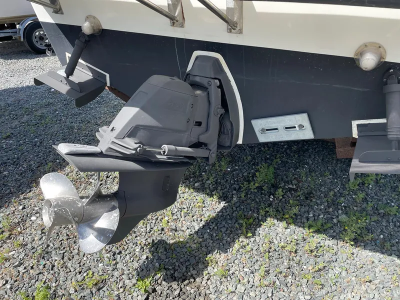 Slide: The Image of 2004 SeaSport 2400 XL boat stern with outboard motor and propeller. - 12