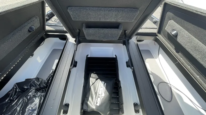 Slide: The Image of Skeeter FXR20 Apex 2021 - 7