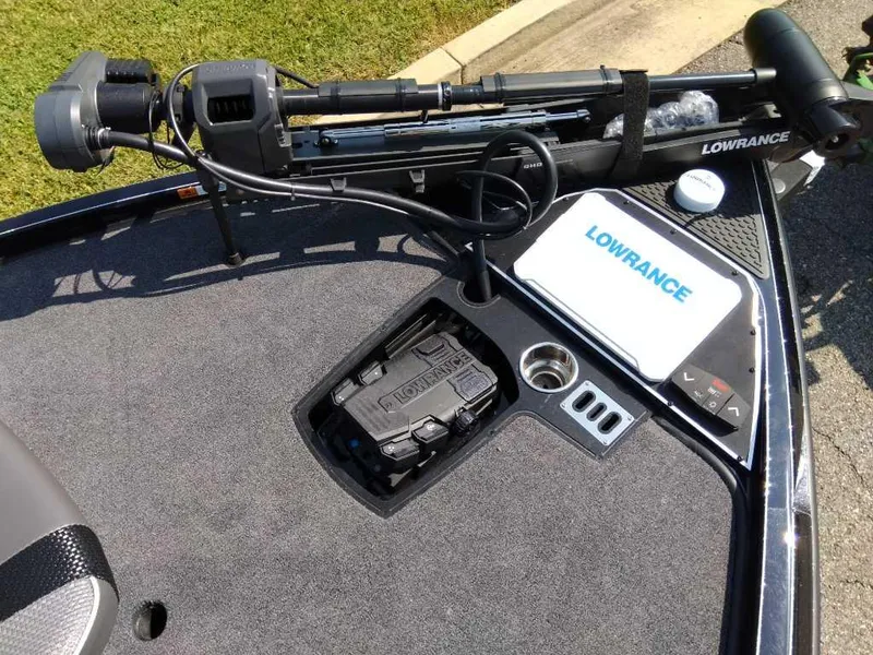 Slide: The Image of 2024 Ranger Z521R Ranger Cup Equipped boat with Lowrance electronics and trolling motor. - 5