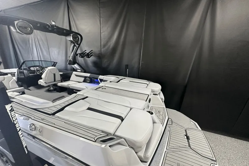 Slide: The Image of MasterCraft XT25 2024 - 9